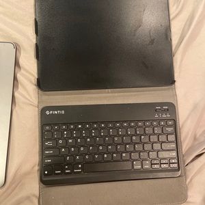 Apple iPad Pro 12.9 64 gigabytes barely used comes with Bluetooth keyboard